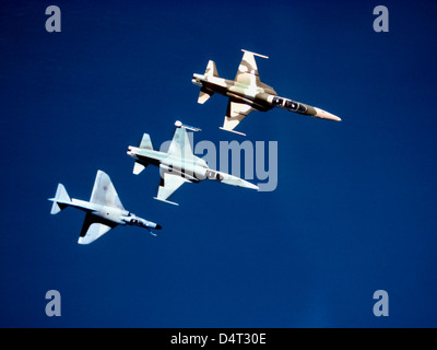 Deux F-5 Tiger II et un A-4E Skyhawk en vol au-dessus de l'océan Pacifique. Banque D'Images