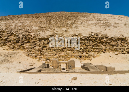 Vestiges de temples gréco-romain à la pyramide rhomboïdale près de Dashur, Site du patrimoine mondial de l'UNESCO, l'Égypte, l'Afrique du Nord Banque D'Images