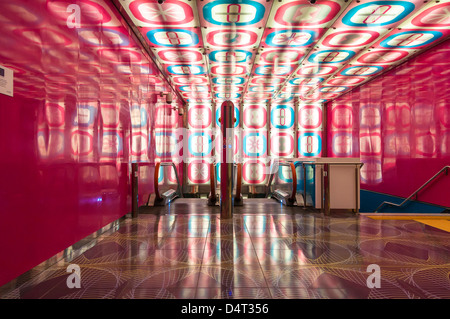 Le spectaculaire, l'intérieur lumineux de la station de métro Università, Naples, Italie. Banque D'Images