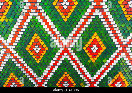 Les tuiles du toit de la cathédrale de Bâle (ou Münster), Suisse. Couleurs rouge, vert et jaune, typiquement suisse. Banque D'Images