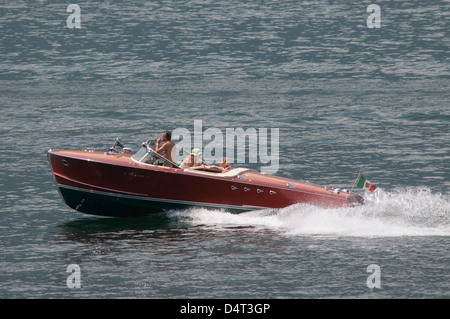 Bateaux Riva Tritone, classique, le lac de Côme, les lacs italiens, juillet 2010. Bateau à moteur Riva Tritone Vintage traversant le lac de Côme, Italie Banque D'Images