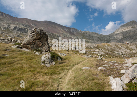 Sentier GR 11 le long de la Vall d'anglophones dans les Pyrénées espagnoles - Huesca, Aragon, Espagne Banque D'Images