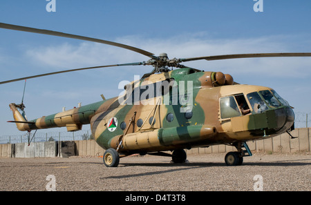 Un hélicoptère MI-17 de l'Armée de l'air sur la piste à la base aérienne de Shindand, Afghanistan. Banque D'Images