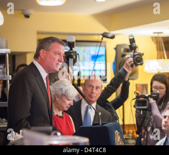 NY Défenseur du candidat à la mairie et Bill DeBlasio, gauche, parle lors d'une conférence de presse au Lucky's Restaurant à New York Banque D'Images