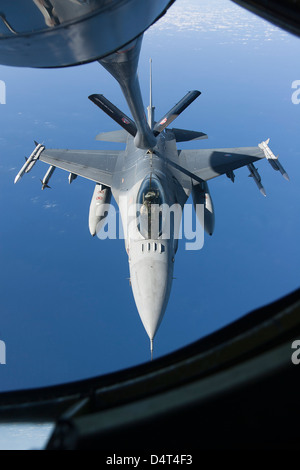 Un F-16AM effectue le ravitaillement en vol. Banque D'Images