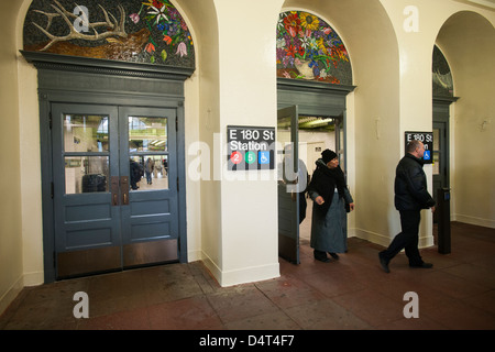 L'Est 180e Street station dans le Bronx à New York, à l'Avenue ligne Dyre Banque D'Images