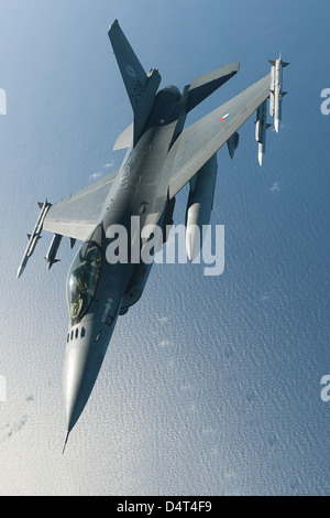 Dutch F-16AM au cours d'une patrouille aérienne de combat sortie sur la mer Méditerranée. Banque D'Images