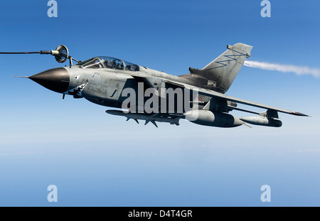 Une armée de l'air italienne Tornado IDS effectue le ravitaillement en vol. Banque D'Images