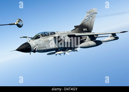 Une armée de l'air italienne Tornado IDS effectue le ravitaillement en vol. Banque D'Images