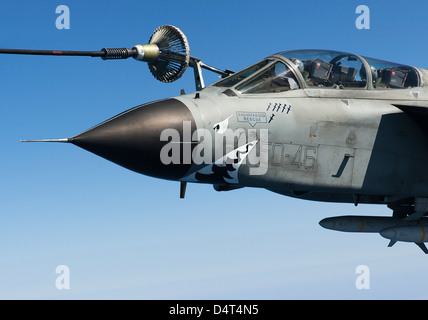 Une armée de l'air italienne Tornado IDS effectue le ravitaillement en vol. Banque D'Images