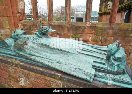 En bronze de l'Évêque Yeatman Biggs église cathédrale de St Michel Coventry West Midlands UK Banque D'Images