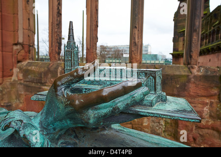 Modèle de la cathédrale qui s'est tenue dans les mains de l'Évêque Yeatman Biggs église cathédrale de St Michel Coventry West Midlands UK Banque D'Images