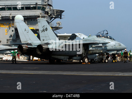 Un F-14D Tomcat sur le pont du USS Theodore Roosevelt. Banque D'Images