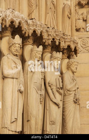 Gothique français. Statues sur la façade ouest de la Cathédrale Notre Dame représentant un roi, de la Reine de Saba, le roi Salomon et Saint Pierre. Paris, France. Banque D'Images