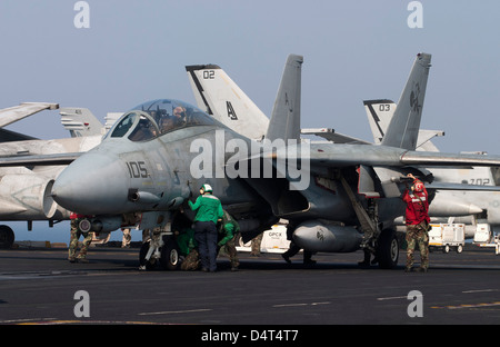 Un F-14D Tomcat sur le pont du USS Theodore Roosevelt. Banque D'Images