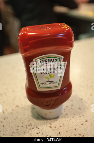 Heinz Tomato Ketchup sur un compteur dans un diner à New York le Mardi, Mars 12, 2013. (© Richard B. Levine) Banque D'Images