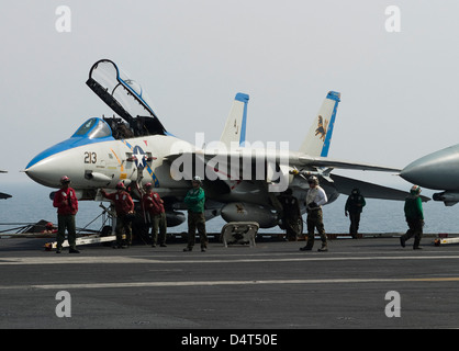 Un F-14D Tomcat sur le pont du USS Theodore Roosevelt. Banque D'Images