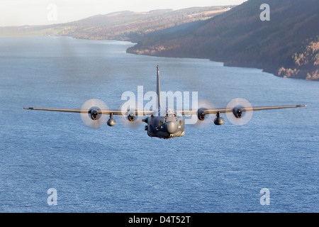 MC-130H Combat Talon II de la 7re, 352SOG, faible niveau sur le Loch Ness, en Écosse, décembre 2011. Banque D'Images