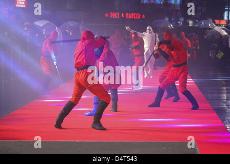 Londres, Royaume-Uni. 18 mars 2013. G.I. Joe ninjas montrent certains de leurs mouvements sur le tapis rouge à la première UK de G.I. Joe : Représailles 3D à Londres dans l'Empire de Leicester Square. Credit : Elsie Kibue / EK13 Photos/ Alamy Live News Banque D'Images