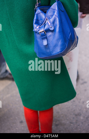 Une femme porte un costume coloré dans le centre de Manhattan à New York, le jeudi 14 mars, 2013. (© Richard B. Levine) Banque D'Images