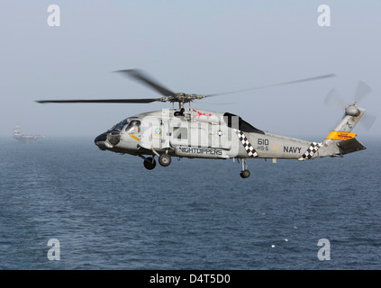 Un SH-60J Seahawk pendant un ravitaillement vertical dans la mer d'Oman. Banque D'Images