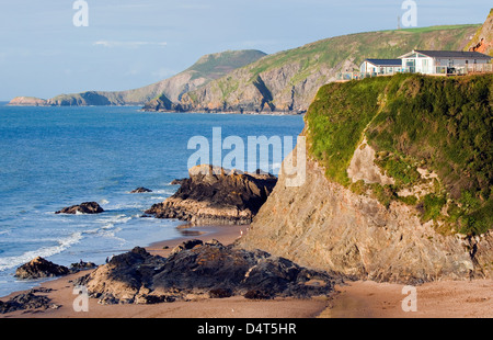 Seascape et littoral avec Gwailia Falls Caravan Park en haut sur les falaises avec une vue imprenable sur la baie de Cardigan Banque D'Images