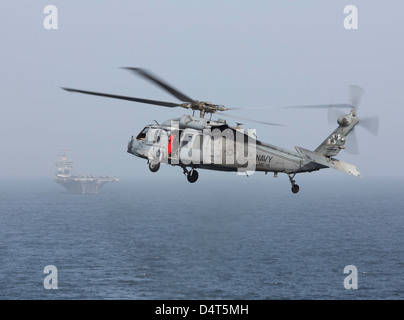 Un MH-60S Knighthawk effectue un ravitaillement vertical en mer. Banque D'Images