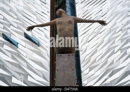 Rowan Gillespie Titanica sculpture en face du Titanic Museum de Belfast. Banque D'Images