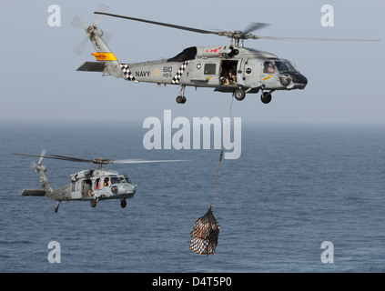 Un SH-60J Seahawk lors d'une cargaison de transferts de ravitaillement vertical. Banque D'Images