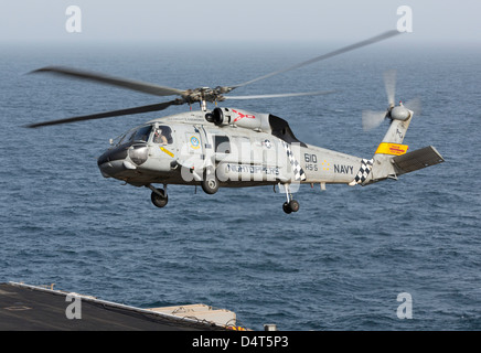 Un SH-60J Seahawk pendant un ravitaillement vertical dans la mer d'Oman. Banque D'Images