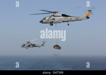 Un Seahawk SH-60J et d'un MH-60S au cours d'un ravitaillement vertical. Banque D'Images