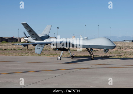 Un MQ-9 Reaper du taxi à l'aéroport de la base aérienne de Holloman, au Nouveau-Mexique. Banque D'Images