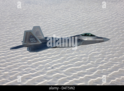 Un F-22 Raptor vole autour de sud du Nouveau Mexique d'une mission d'entraînement hors de la base aérienne de Holloman, au Nouveau-Mexique. Banque D'Images