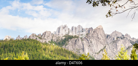 Un matin tôt vue panoramique de Castle Crags, vues du château Crags State Park en Californie du Nord. Banque D'Images