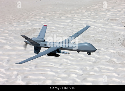 Un MQ-9 Reaper, effectue une mission de formation sur le sable blanc National Monument dans le sud du Nouveau-Mexique. Banque D'Images