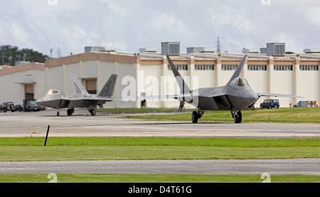 Deux F-22 Raptor's taxi jusqu'à la fin de piste à Kadena Air Base, Japon Banque D'Images