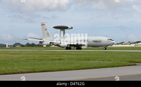 Un E-3 AWACS de la 18e Escadre arrive en terre à Kadena Air Base, Okinawa, Japon. Banque D'Images