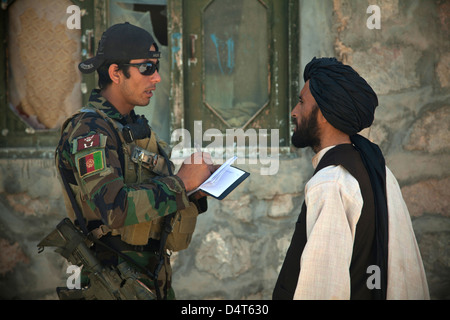 Une des forces spéciales de l'Armée nationale afghane parle avec un candidat de la police locale afghane, le 16 mars 2013 dans la province d'Helmand, en Afghanistan. Banque D'Images