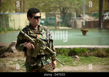 Une armée nationale afghane commando des forces spéciales assure la sécurité lors d'une police locale afghane de validation de recrutement le 16 mars 2013 dans la province d'Helmand, en Afghanistan. Banque D'Images