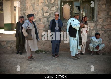 La police locale afghane d'attente des candidats pour une entrevue au cours d'une validation de recrutement le 16 mars 2013 dans la province d'Helmand, en Afghanistan. Banque D'Images