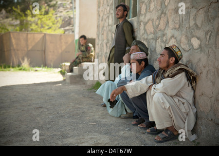 La police locale afghane d'attente des candidats pour une entrevue au cours d'une validation de recrutement le 16 mars 2013 dans la province d'Helmand, en Afghanistan. Banque D'Images