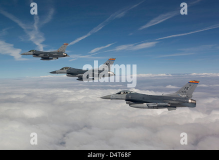 Trois F-16 stationnés à la 162e Escadre de chasse à Tucson, Arizona, volent en formation lors d'une mission de formation. Banque D'Images