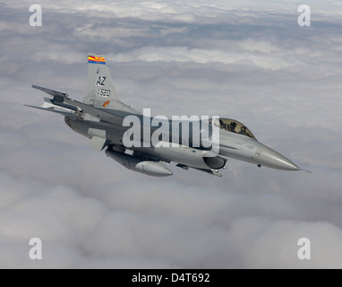 Un F-16 Fighting Falcon de la 162e Escadre de chasse manoeuvres lors d'une mission de formation hors de Tucson, Arizona. Banque D'Images