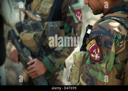 Une des forces spéciales de l'Armée nationale afghane assure la sécurité lors d'une police locale afghane traitement validation candidats le 16 mars 2013 dans la province d'Helmand, en Afghanistan. Banque D'Images