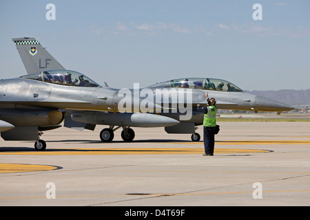 Pilotes de F-16 travailler avec les chefs d'équipage sur les vérifications de contrôle en amont à Luke Air Force Base Banque D'Images