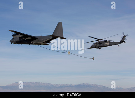 Un HH-60G Pave Hawk se prépare pour le ravitaillement en vol d'un HC-130. Banque D'Images