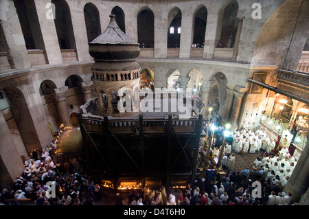 L'Édicule, à l'intérieur de l'église du Saint-Sépulcre à Jérusalem. Banque D'Images