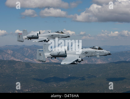 Deux A-10 Thunderbolt's à partir de la 124e Escadre de chasse's 190th Fighter Squadron voler au dessus des montagnes dans le centre de l'Idaho. Banque D'Images