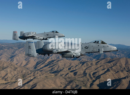 Deux A-10 Thunderbolt's à partir de la 124e Escadre de chasse's 190th Fighter Squadron survole le centre de l'Idaho. Banque D'Images