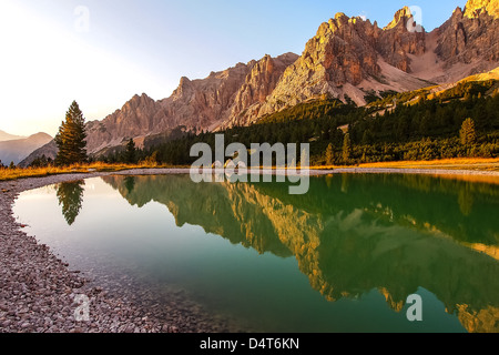 Dolomites - Groupe petit étang à Val Padeon près de Cortina d Ampezzo. Banque D'Images